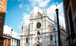 Papa Francesco sorridente durante un evento pubblico