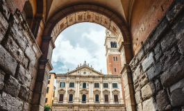 Immagine commemorativa per la morte di papa Francesco