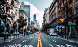 Ciclisti in movimento su una strada di Milano