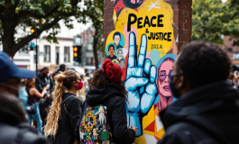 Manifestazione antifascista con bandiere e striscioni