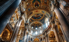 Papa Francesco osserva i restauri nella basilica di San Pietro