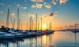 Giovani navigatori con patente nautica D1 in barca