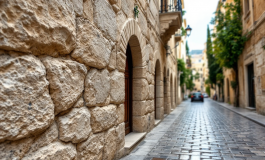 Pierbattista Pizzaballa in abiti ecclesiastici a Gerusalemme