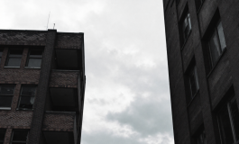 Indagini su ragazzino di 13 anni caduto dalla finestra a Fermo