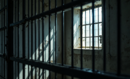 Un ex sindaco di Roma con espressione pensierosa in carcere