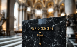 Tomba di Papa Francesco con fiori e candele