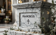 Tomba di Papa Francesco con decorazioni nella basilica