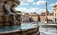 Turismo di massa a Roma con visitatori e monumenti storici