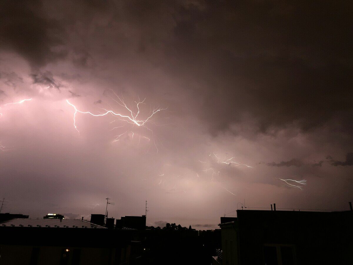 Allerta meteo per oggi 22 aprile 2025: le regioni a rischio maltempo