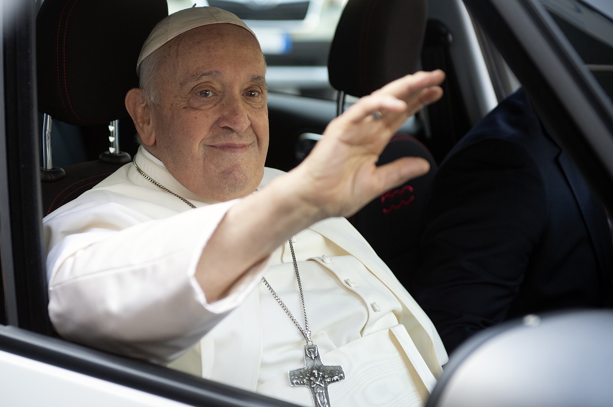 Papa Francesco, rompe il protocollo e piange davanti alla salma: chi è suor Geneviève