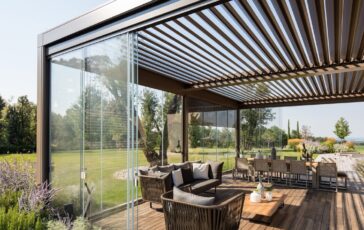 Costi per un'installazione fatta da professionisti di vetri a scorrimento realizzati appositamente per la vostra casa