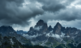 Immagine di maltempo con nuvole scure e fulmini