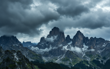 Immagine di maltempo con nuvole scure e fulmini