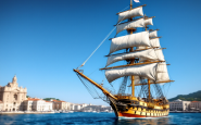 L'Amerigo Vespucci in porto a Napoli, simbolo di storia e innovazione