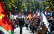 Manifestazione antifascista con bandiere e cartelli