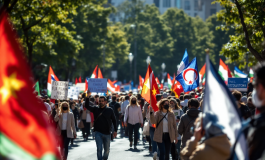 Manifestazione antifascista con bandiere e cartelli