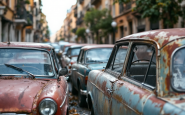 Auto abbandonate in strada a Roma, evidenziando il degrado urbano