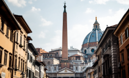Comignolo della Cappella Sistina con cielo blu
