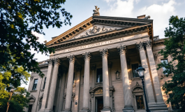 Alessandra Todde durante una conferenza stampa in Sardegna
