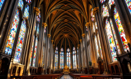 Leone XIV, il primo Papa nordamericano, in abiti papali