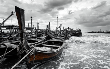 Migranti in arrivo a Lampedusa durante l'emergenza