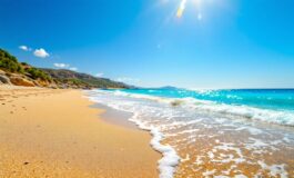 Sole splendente su una spiaggia italiana durante l'estate