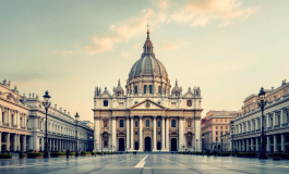 Immagine della prima fumata nera durante il Conclave