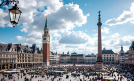 Fedeli in attesa della fumata bianca in piazza San Pietro