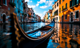 Gondola ribaltata a Venezia con turisti in acqua