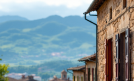 Incendio a Gubbio con fumi e soccorritori sul posto