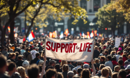 Manifestazione pro vita a Roma con partecipanti e striscioni