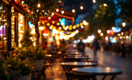 La movida notturna a Roma con persone in strada