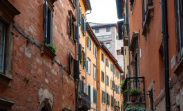 Uomo trovato morto in casa a Bologna durante indagini