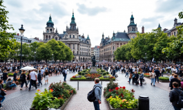Membri di CasaPound durante un saluto romano