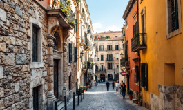 Immagine che rappresenta la resilienza della popolazione di Napoli durante i terremoti
