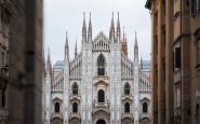 Immagine del Duomo di Milano con scene di tragedia