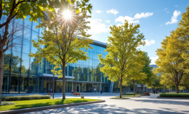 Studenti in discussione su innovazione universitaria