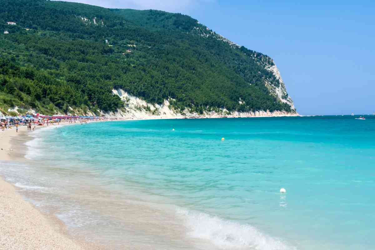 La spiaggia paradisiaca tutta italiana dove un lettino costa poco più di un caffè: ne stanno parlando tutti