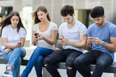 Social, report adolescenti Ue, per quasi la met&agrave; uso problematico, 10 anni fa era il 38%