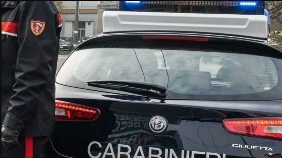 Trova il fidanzato morto all’ingresso di casa a Bologna, scappa in strada ricoperta di sangue