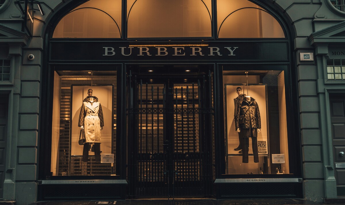 Crollo Burberry, conti in rosso: 1.700 lavoratori a rischio licenziamento