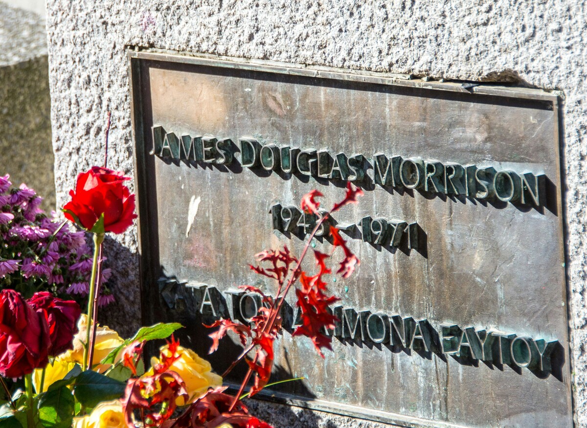 Parigi, è stato ritrovato dopo 37 anni il busto in bronzo rubato dalla tomba di Jim Morrison