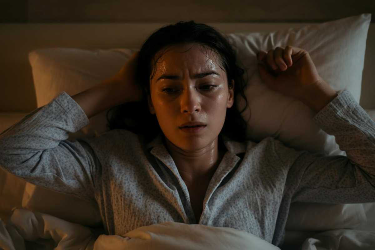 Sudorazione notturna, il sintomo di una grave malattia: stai attento ai segnali