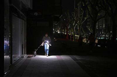 Energia, il blackout spinge i prezzi anche in Spagna: fine del 'mito' elettricit&agrave; green a costo zero