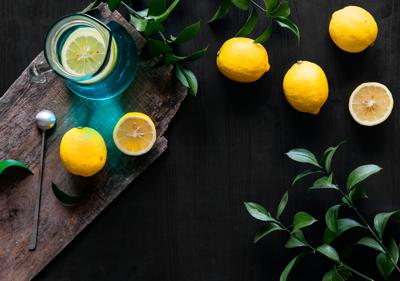 Bere acqua e limone al mattino fa bene? Cosa dice lo scienziato