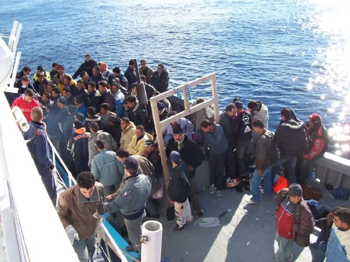 Tragedia a sud di Lampedusa: affonda barcone con migranti, vittima una giovane donna