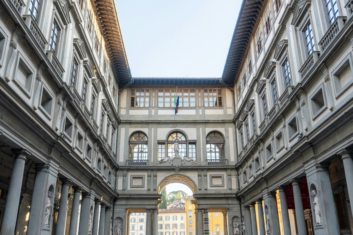 Uffizi, turista perde l'equilibrio e rovina un dipinto del '600: ecco cosa rischia