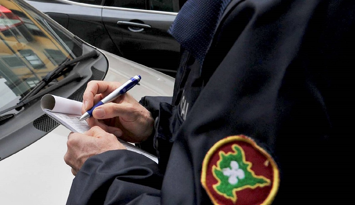 Roma, studente parcheggia sulle strisce blu e lascia un biglietto ai vigili: "Ho la maturità"