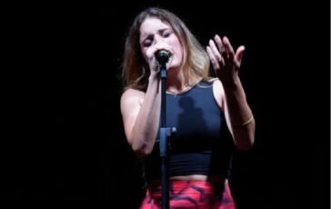 001-cantante-abbraccia-nuova-immagine-pubblica