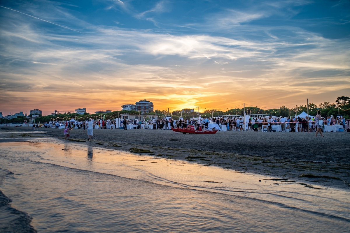 Grado “On The Beach”: il 29 luglio ritorna la Cena Spettacolo sulla spiaggia con Friuli Venezia Giulia Via dei Sapori